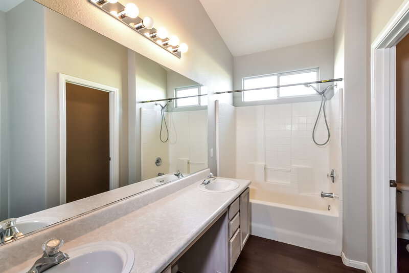 1,960/Mo, 4310 Scarlet Vista Ct North Las Vegas, NV 89031 Main Bathroom View