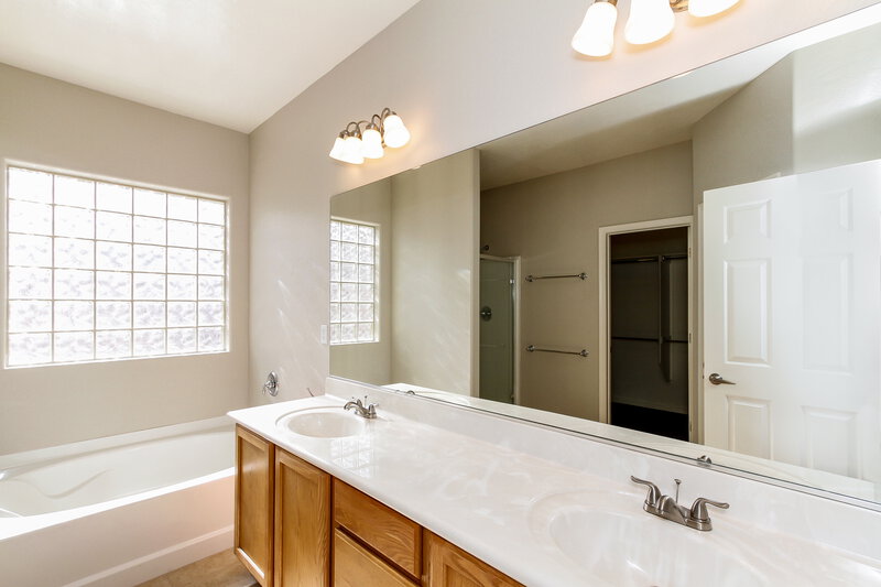 2,345/Mo, 3923 Shetland Pony St Las Vegas, NV 89122 Master Bathroom View