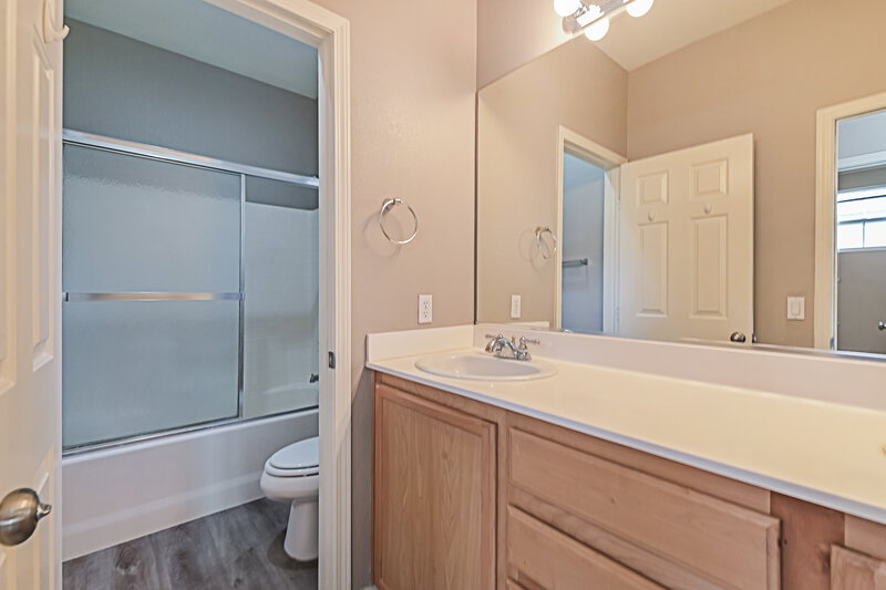 2,200/Mo, 4448 Nestos Valley Ave North Las Vegas, NV 89031 Bathroom View