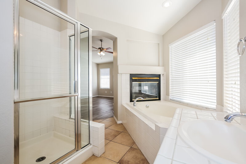 3,080/Mo, 4943 Monte del Sol Ln North Las Vegas, NV 89031 Main Bathroom View 2