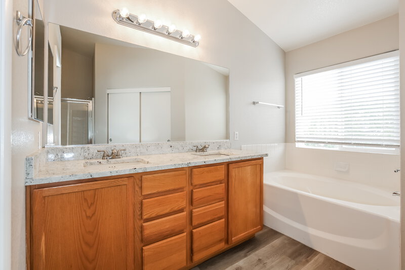 2,075/Mo, 7620 Eminence Ct Las Vegas, NV 89131 Main Bathroom View 2