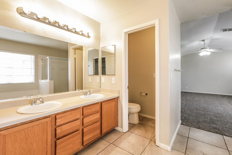 2,300/Mo, 7900 Canyon Grove Ct Las Vegas, NV 89131 Main Bathroom View