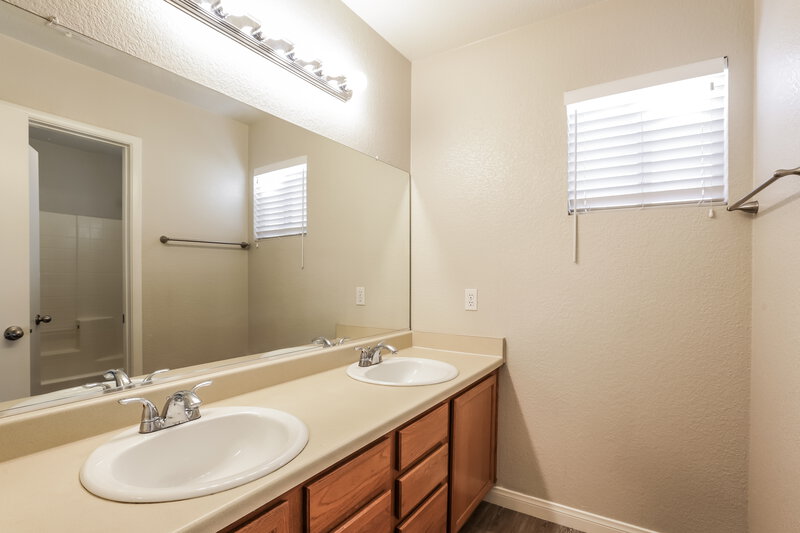 2,300/Mo, 7900 Canyon Grove Ct Las Vegas, NV 89131 Bathroom View