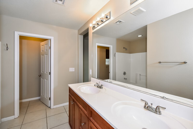 2,000/Mo, 10549 Seasonable Dr Las Vegas, NV 89129 Main Bathroom View