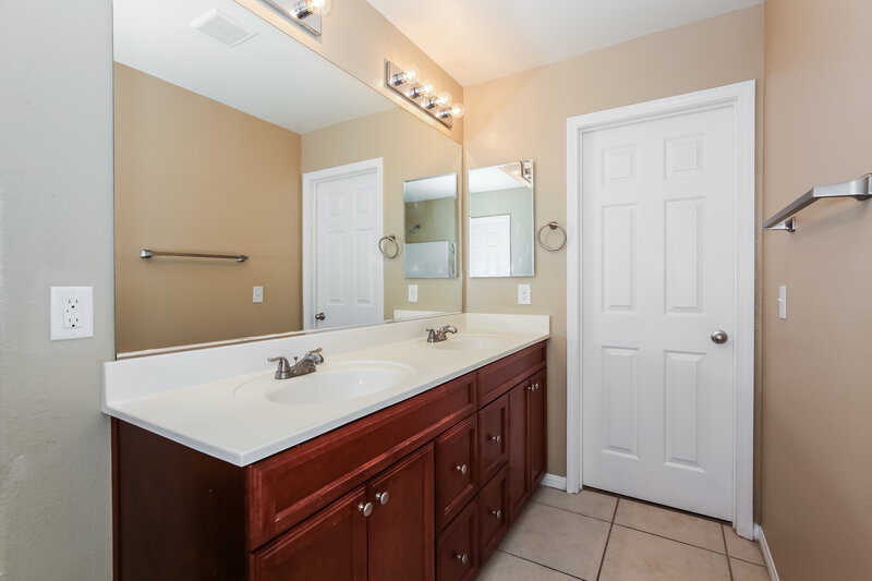 1,835/Mo, 10549 Seasonable Dr Las Vegas, NV 89129 Main Bathroom View