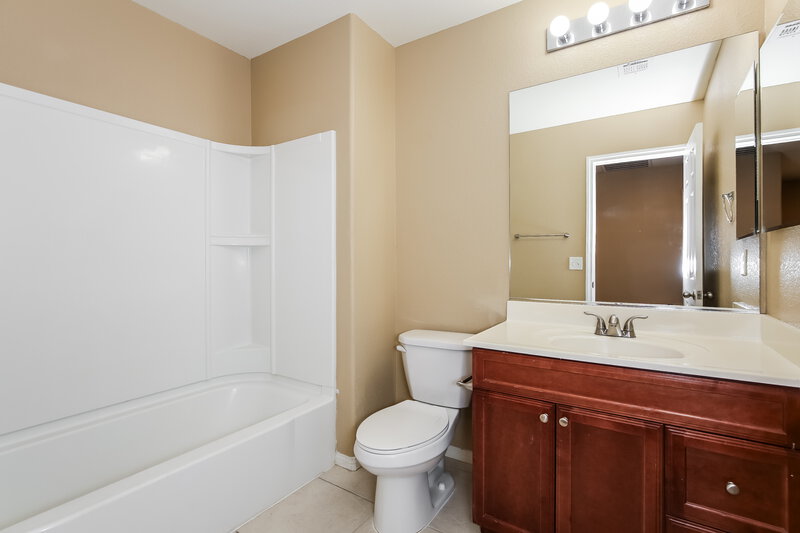 1,835/Mo, 10549 Seasonable Dr Las Vegas, NV 89129 Main Bathroom View 2