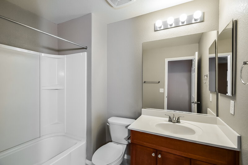2,000/Mo, 10549 Seasonable Dr Las Vegas, NV 89129 Bathroom View