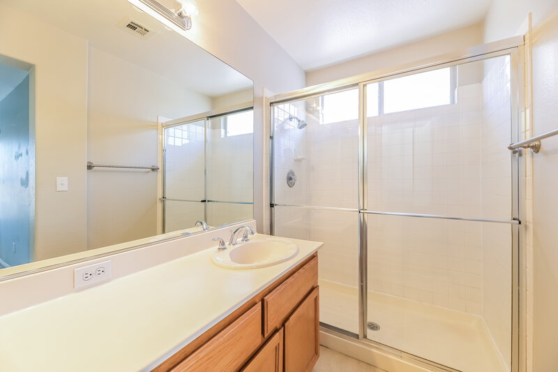 2,075/Mo, 2642 Ridgewater Cir Henderson, NV 89074 Main Bathroom View