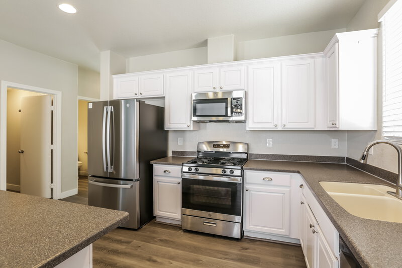 2,075/Mo, 5945 Tamarack Lodge Ln North Las Vegas, NV 89081 Kitchen View