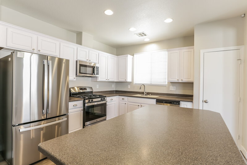 2,075/Mo, 5945 Tamarack Lodge Ln North Las Vegas, NV 89081 Kitchen View 2