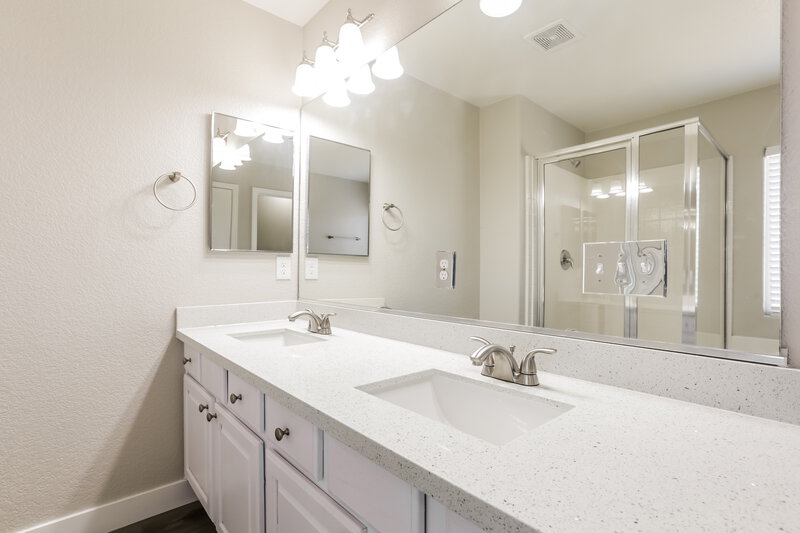2,075/Mo, 5945 Tamarack Lodge Ln North Las Vegas, NV 89081 Main Bathroom View