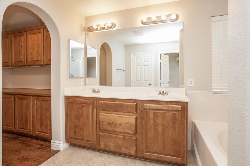 1,940/Mo, 8023 Maple Park St Las Vegas, NV 89131 Master Bathroom View 2