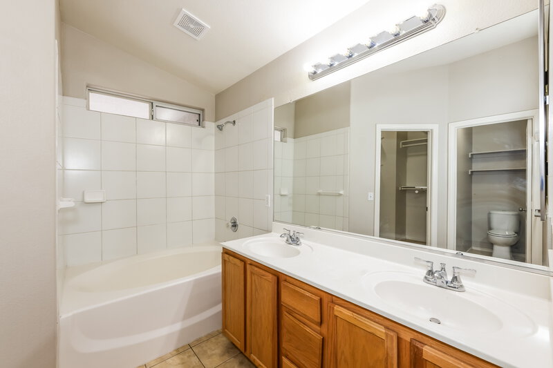1,930/Mo, 546 Truffles St Henderson, NV 89015 Main Bathroom View