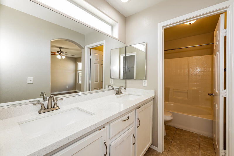 2,140/Mo, 8329 Wildwood Glen Dr Las Vegas, NV 89131 Main Bathroom View