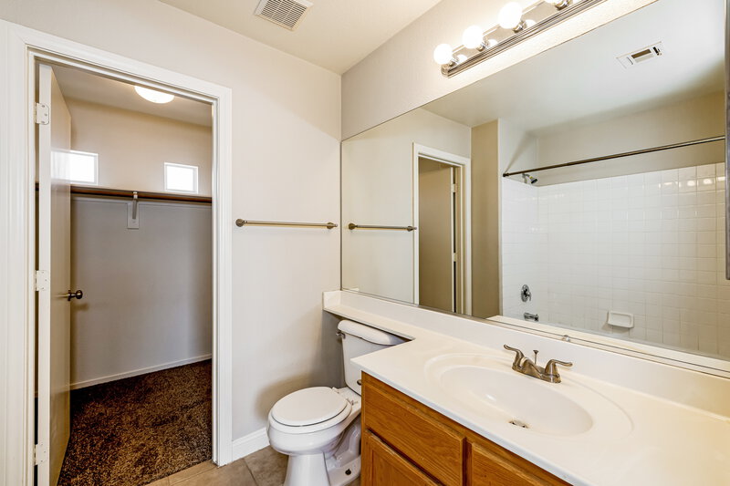 1,995/Mo, 1035 Sweeping Vine Ave Las Vegas, NV 89183 Main Bathroom View