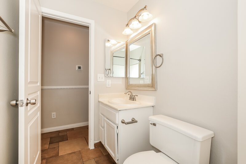 1,835/Mo, 2430 Inlet Beach Ct North Las Vegas, NV 89031 Bathroom View 2