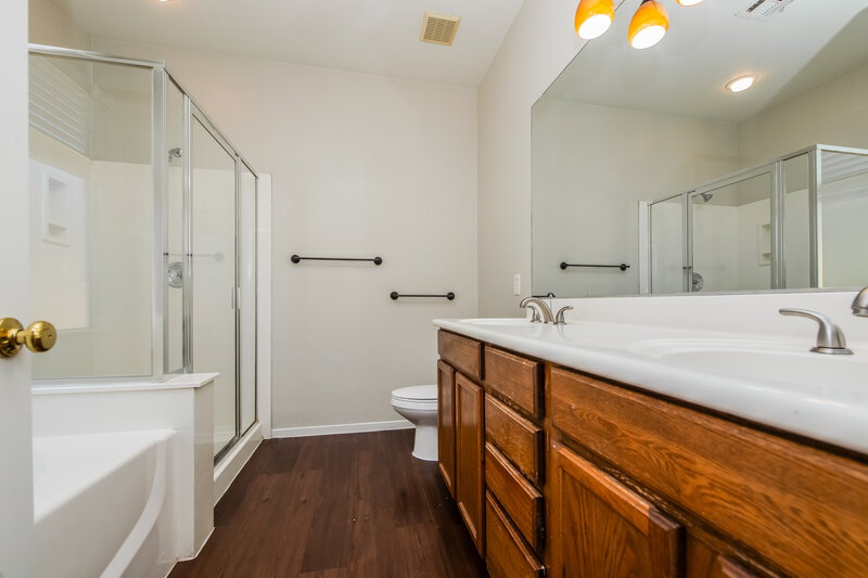 2,000/Mo, 2520 Bahama Point Ave North Las Vegas, NV 89031 Main Bathroom View