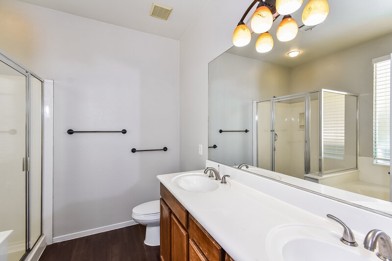 2,960/Mo, 2520 Bahama Point Ave North Las Vegas, NV 89031 Main Bathroom View