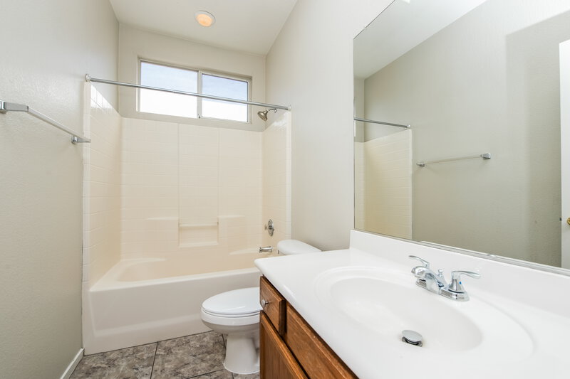2,000/Mo, 2520 Bahama Point Ave North Las Vegas, NV 89031 Bathroom View