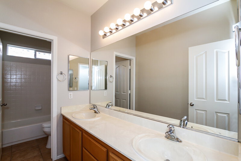 3,210/Mo, 4128 Autumndale Ave North Las Vegas, NV 89031 Bathroom View