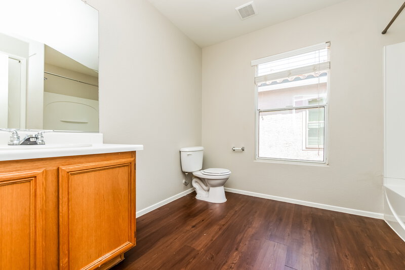 1,945/Mo, 8621 Palomino Ranch St Las Vegas, NV 89131 Main Bathroom View