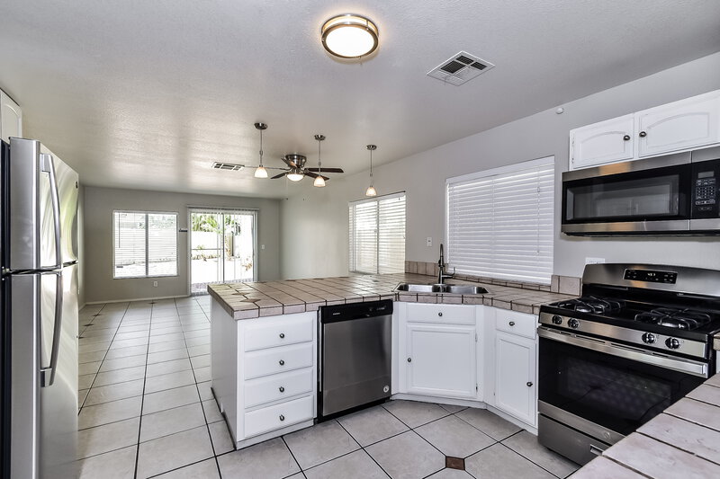2,230/Mo, 4841 Villa Elisa Circle North Las Vegas, NV 89031 Kitchen View