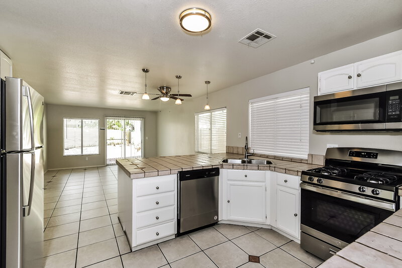 2,230/Mo, 4841 Villa Elisa Circle North Las Vegas, NV 89031 Kitchen View 2