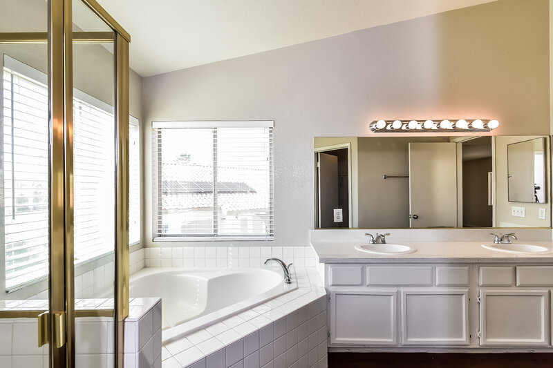 2,230/Mo, 4841 Villa Elisa Circle North Las Vegas, NV 89031 Main Bathroom View