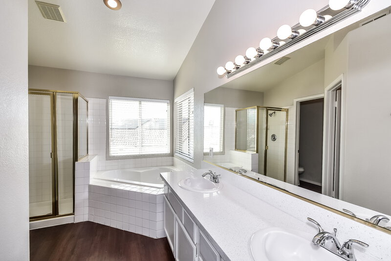 2,230/Mo, 4841 Villa Elisa Circle North Las Vegas, NV 89031 Main Bathroom View 2