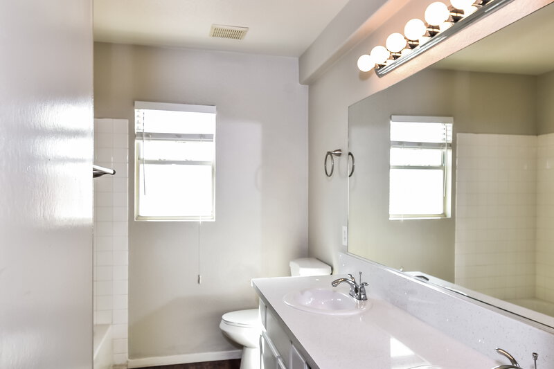 2,230/Mo, 4841 Villa Elisa Circle North Las Vegas, NV 89031 Bathroom View