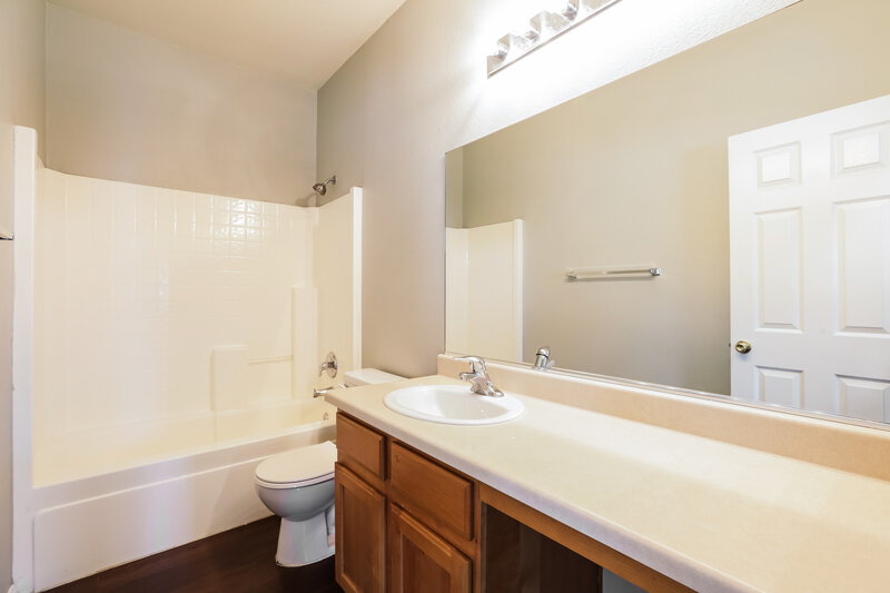 1,880/Mo, 6060 Leaping Foal St North Las Vegas, NV 89081 Bathroom View
