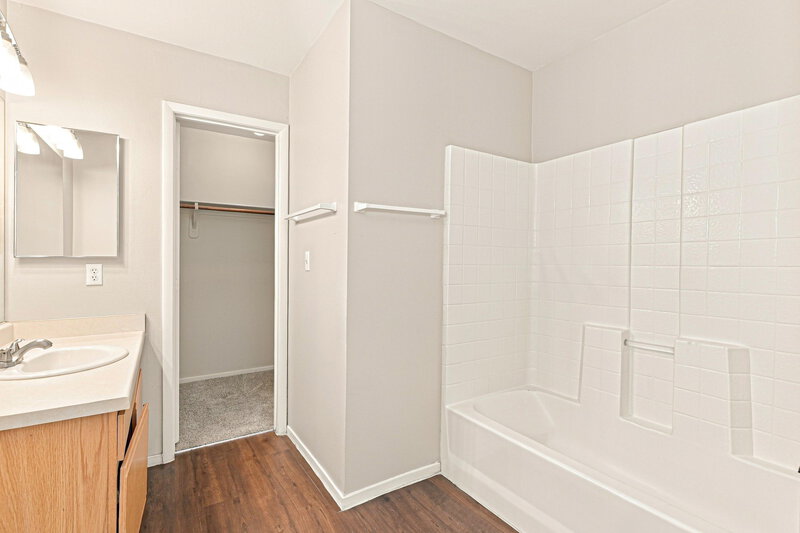 2,225/Mo, 733 Red Bark Ln Henderson, NV 89011 Primary Bathroom View