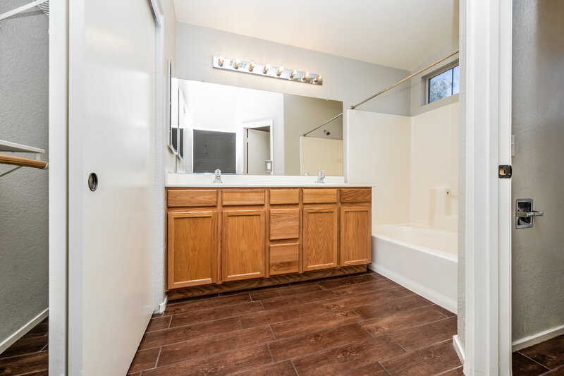 1,940/Mo, 6333 Winter Valley Ct Las Vegas, NV 89130 Main Bathroom View