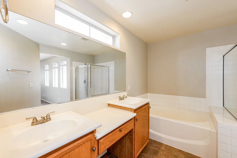 2,140/Mo, 1040 Valetta Flat Ave Las Vegas, NV 89183 Main Bathroom View