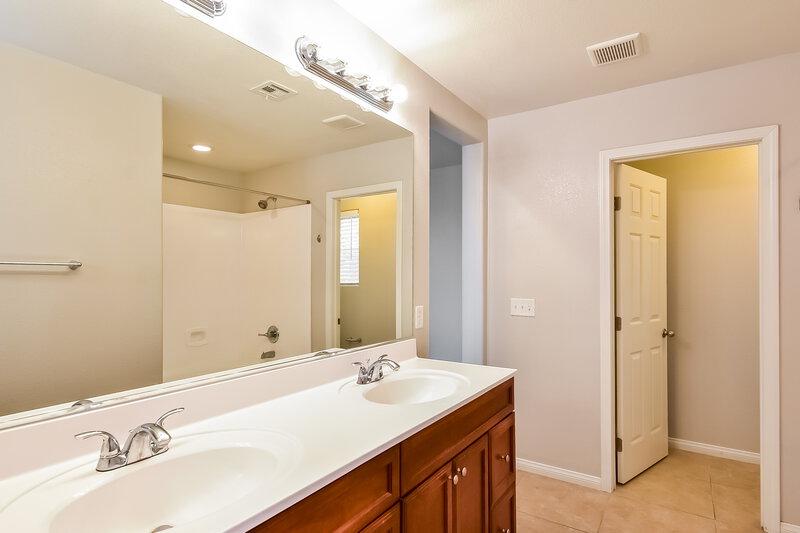 2,105/Mo, 10607 Seasonable Dr Las Vegas, NV 89129 Main Bathroom View