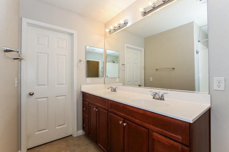 1,955/Mo, 10607 Seasonable Dr Las Vegas, NV 89129 Main Bathroom View