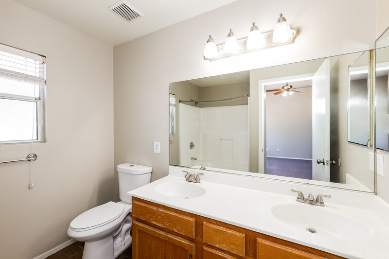 1,900/Mo, 2310 Panther Pl North Las Vegas, NV 89031 Main Bathroom View