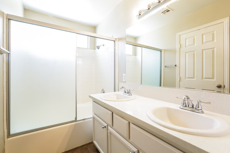 2,015/Mo, 5021 Drummond Rd Las Vegas, NV 89130 Main Bathroom View