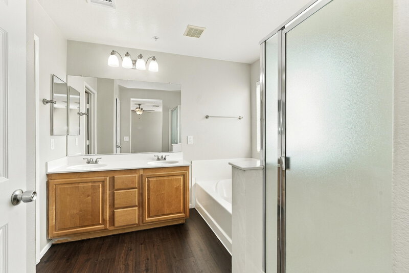 1,970/Mo, 171 Scenic Lookout Ave Henderson, NV 89002 Primary Bathroom View 2