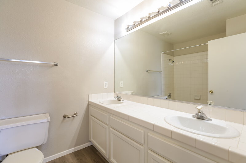 2,020/Mo, 1812 La Villa Drive North Las Vegas, NV 89031 Bathroom View