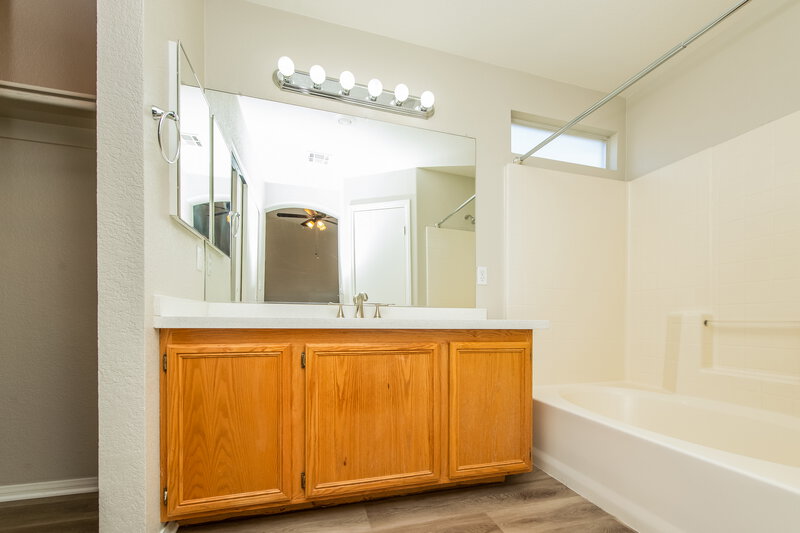 2,730/Mo, 18 Quailbush Dr North Las Vegas, NV 89031 Main Bathroom View