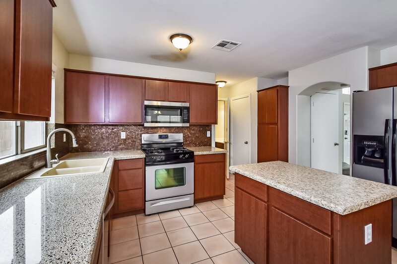 2,095/Mo, 4701 Cliff Breeze Dr North Las Vegas, NV 89081 Kitchen View 2