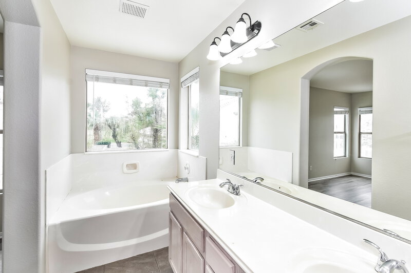 2,095/Mo, 4701 Cliff Breeze Dr North Las Vegas, NV 89081 Main Bathroom View