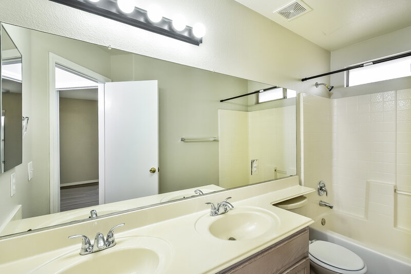 2,095/Mo, 4701 Cliff Breeze Dr North Las Vegas, NV 89081 Bathroom View 2