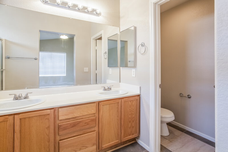 1,855/Mo, 6036 Soft Springs Ave Las Vegas, NV 89130 Master Bathroom View