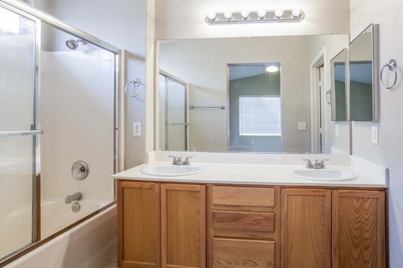 1,855/Mo, 6036 Soft Springs Ave Las Vegas, NV 89130 Master Bathroom View 2
