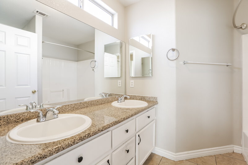 1,880/Mo, 7533 Hickory Hills Dr Las Vegas, NV 89130 Main Bathroom View