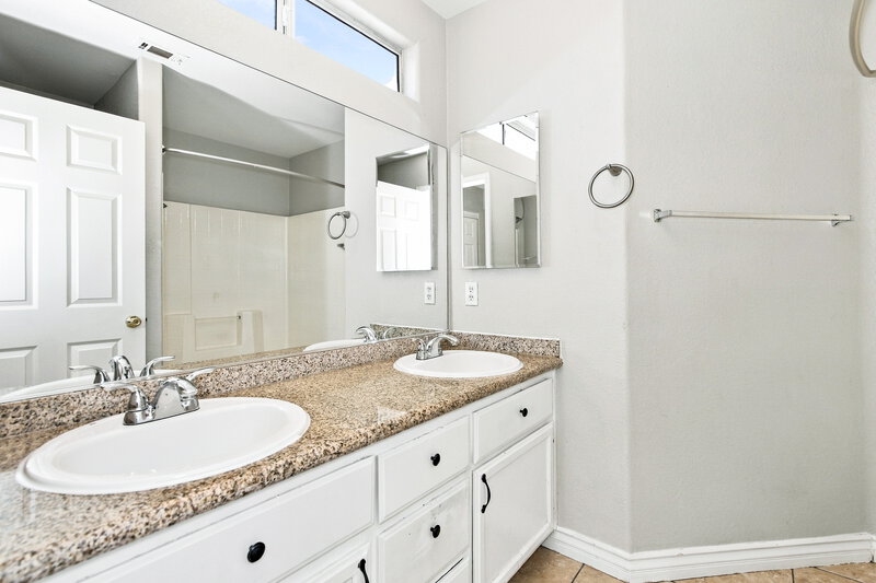 1,965/Mo, 7533 Hickory Hills Dr Las Vegas, NV 89130 Primary Bathroom View