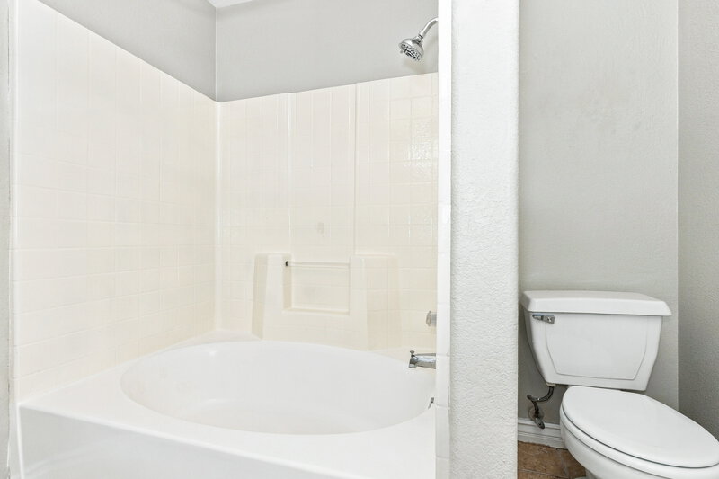 1,965/Mo, 7533 Hickory Hills Dr Las Vegas, NV 89130 Primary Bathroom View 2