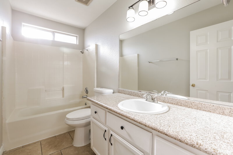 1,880/Mo, 7533 Hickory Hills Dr Las Vegas, NV 89130 Bathroom View